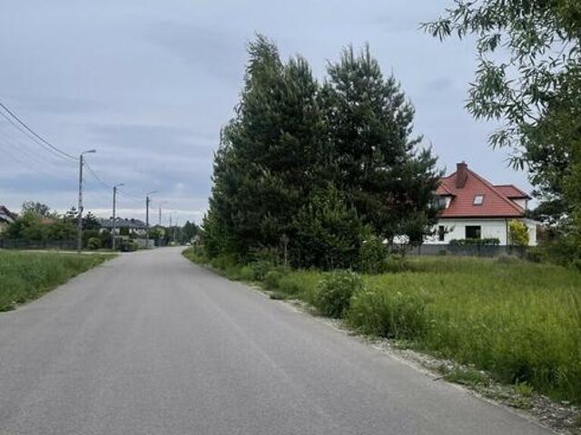 Działka 879 m² – media w drodze, las, SKM