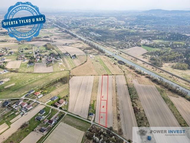 Działka 800 m² pod dom, media w drodze, spokojna okolica