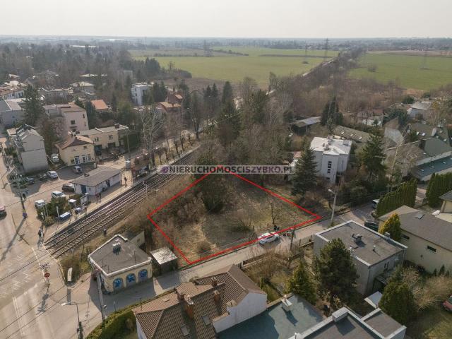 Działka 975 m² pod dom i usługi, blisko WKD