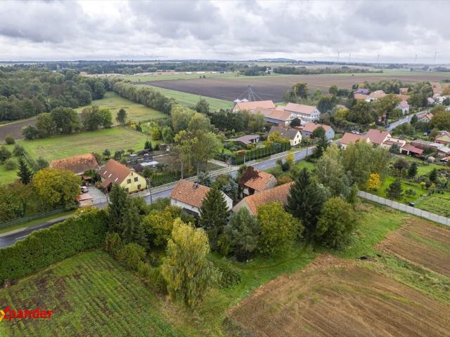 Działka z domem i stodołą – inwestycja lub dom marzeń