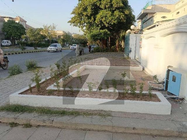 E11/4 1 Kanal Triple Storey Full House 9 Bedroom For Rent