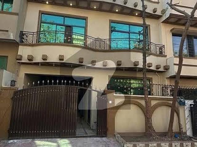 E11 3Story house size=4090 9Bedroom 9bathroom Livebal house marbal flooring 3 unit house 3 kitchen