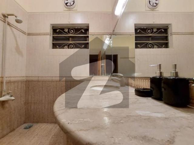 E11 Main Road Corner House Triple Story 11 Beds With Attached Bath 3 d/ E 11