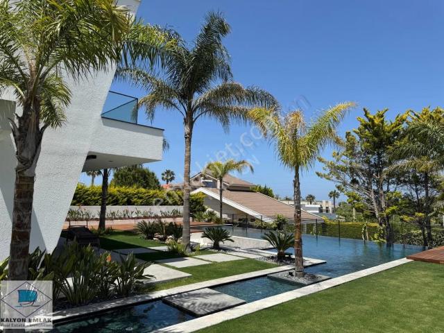 Çeşme Mamurbaba'da Deniz Manzaralı Lüks Kiralık Villa
