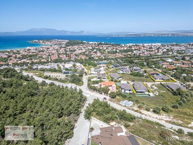 Çeşme Mamurbaba'da Köşe Konumlu, Deniz Manzaralı İmarlı Arsa
