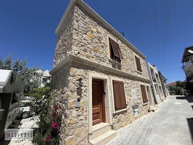 Çeşme Marina Yakını Satılık 3+1 Tripleks Villa