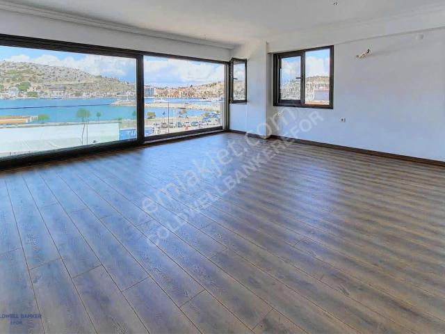 Çeşme Marina'da Deniz Manzaralı Satılık Full Tadilatlı 2+1 Daire