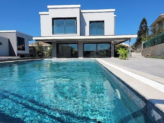 çeşme merk.7+1 sıfır full mobilyalı olarak teslim edilecekdir yüzme havuzlu sezonluk müstakil villa