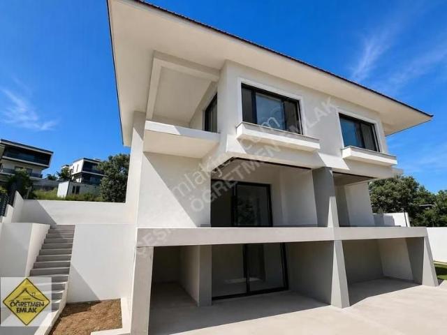 Çeşme Merkezde Havuzlu Lüks 6+1 Villa