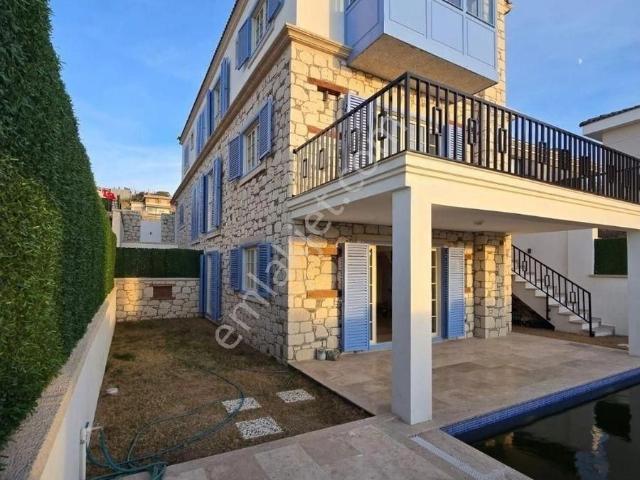 Çeşme Ovacık'ta Sıfır Müstakil Havuzlu,otoparklı 4+2 Deniz Manzaralı Triblex Satılık Villa