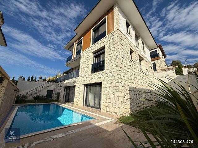 ÇEŞME OVACIKTA TAM MÜSTAKİL 6+2 SATILIK VİLLA