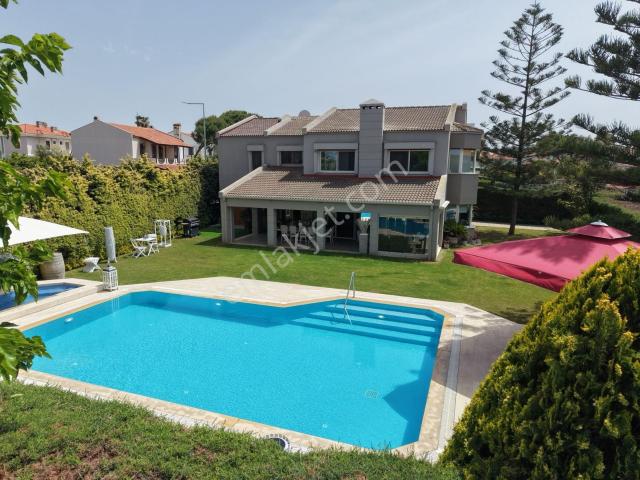 Çeşme Alaçatı Çarşıya Yakın 1 Dönüm Arsa İçerisnde Satılık Villa