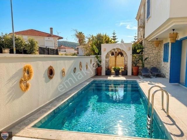 Çeşme Alaçatı'da Müstakil,havuzlu Ve Eşyalı 5+1 Kiralık Villa
