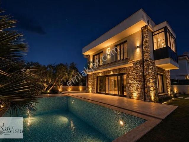 Çeşme Alaçatı M. Yürüme Mesafesinde Tam Müstakil Havuzlu Villa