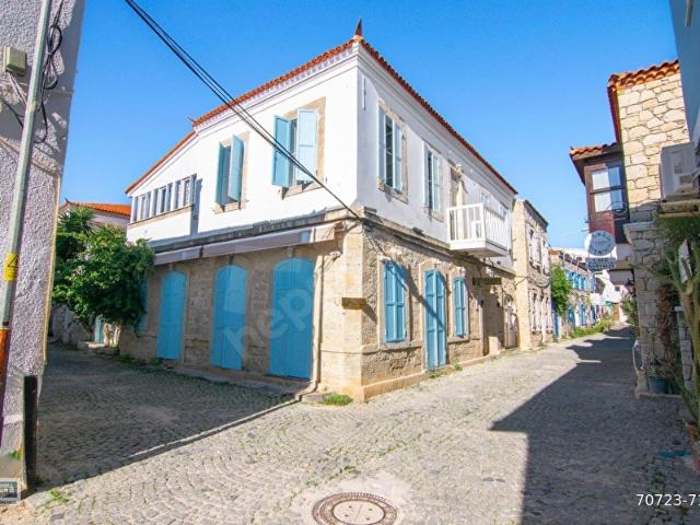 ÇEŞME ALAÇATI KÖYİÇİNDE SATILIK 9 ODALI BUTİK OTEL