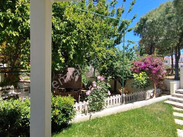 Çeşme Burcu Sitesinde Full Tadilatlı Büyük Bahçeli 3+1 Villa!