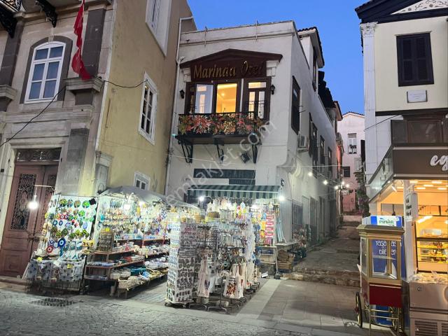 Çeşme Cumhuriyet Meydanında Satılık Dükkan