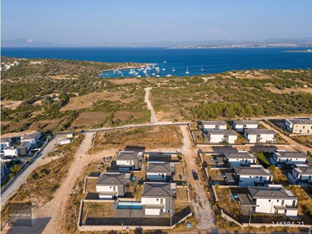 ÇEŞME DALYAN'DA DENİZ MANZARALI, HAVUZLU SATILIK MÜSTAKİL VİLLA