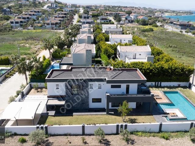 Çeşme Dalyan'da Havuzlu Özel Tasarım 5+2 Satılık Villa