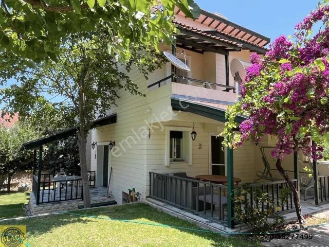 Çeşme İsmet İnönü Mahallesinde Satılık 5+1 Villa