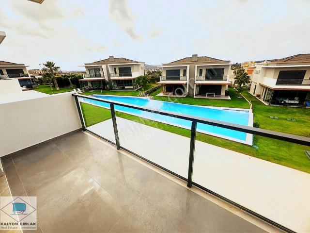 Çeşme Şifne De Satılık Site İçi Havuzlu Deniz Manzaralı Villa