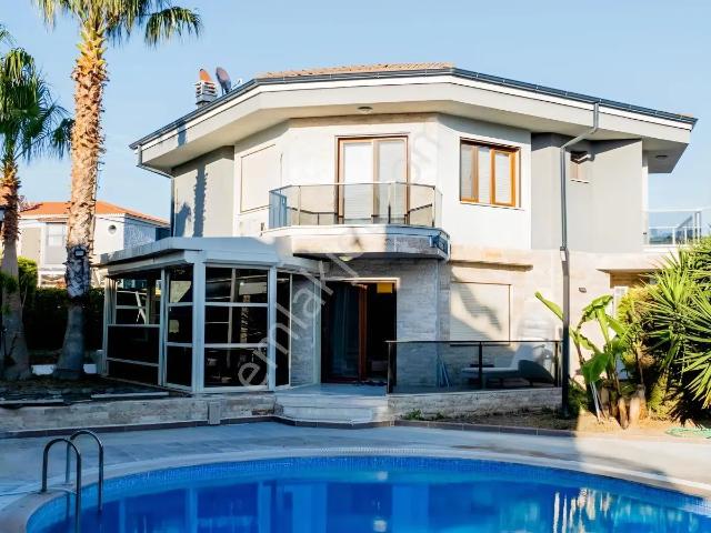 Çeşme Şifne'de Kış Bahçeli 300 M² Arsa İçinde Havuzlu Villa
