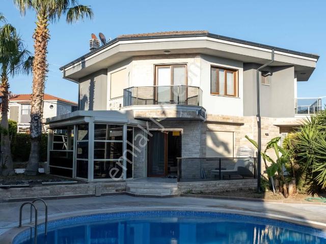 Çeşme Şifne'de Kış Bahçeli 300 M² Arsa İçinde Havuzlu Villa