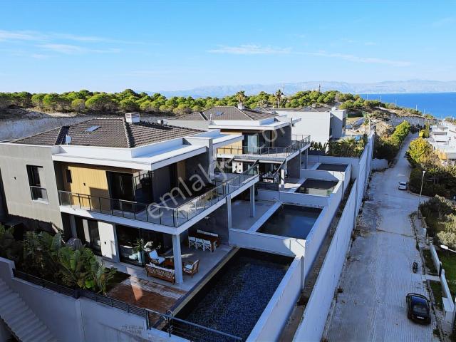 Çeşme Çiftlikköy De Full Deniz Ve Orman Manzaralı Lüks Villa