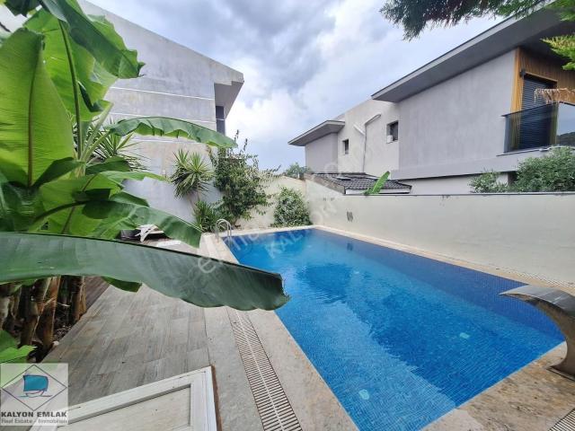 Çeşme Çiftlikköy' De Kalyon' Dan Müstakil Havuzlu Kiralık Villa