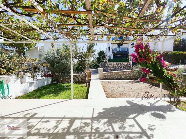 Çeşme Çiftlikköy Havuzlu Site Müstakil Bahçe Satılık 4+1 Villa