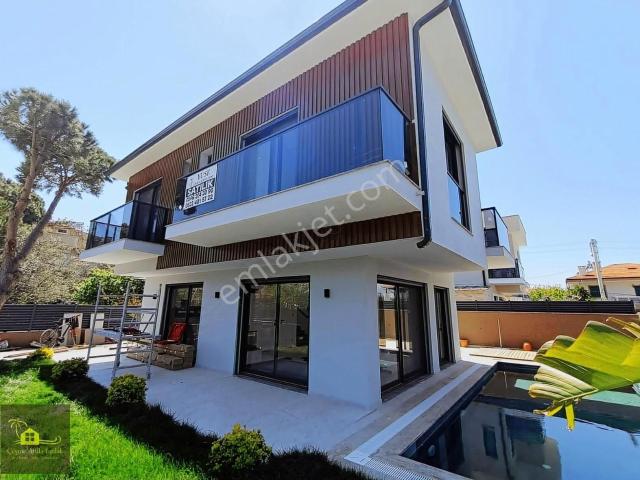 Çeşme Çiftlikköy'de Satılık Tam Müstakil Villa Denize Yakın