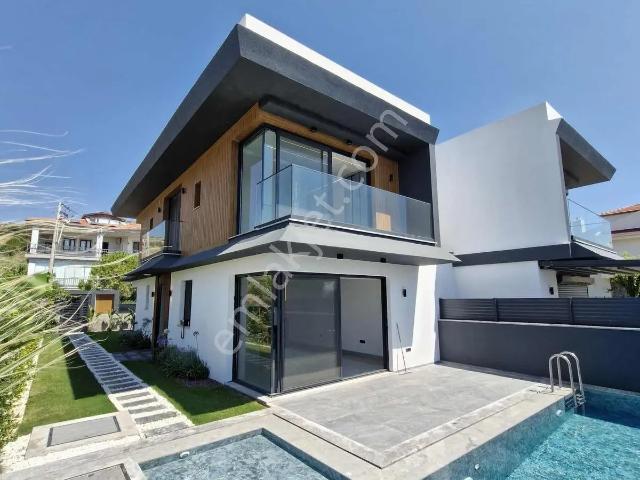Çeşme Çiftlikköy'de 4+1 Denize Yakın, Havuzlu, Sıfır Villa