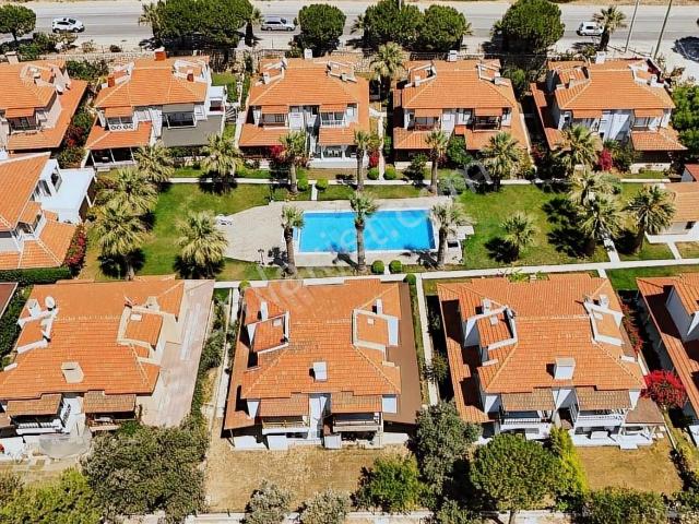Çeşme Çiftlikyolu Üzeri Site İçerisin'de Ortak Havuzlu Villa
