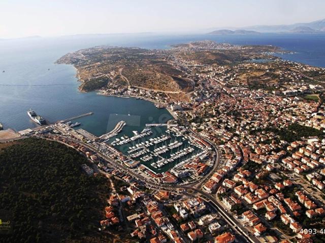 ÇEŞME LİMANIN'DA SATILIK 3 KATLI KOMPLE BİNA VE ARSASI