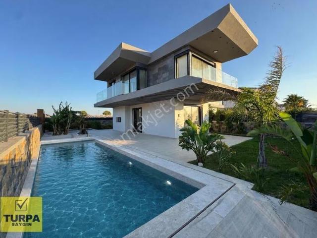 Çeşme Reisdere Müstakil Havuzlu 5+1 Triplex Villa