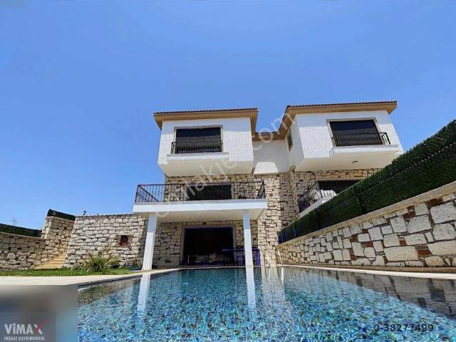 Çeşme Reisdere'de Deniz Manzaralı Havuzlu Lüks Tripleks Villa