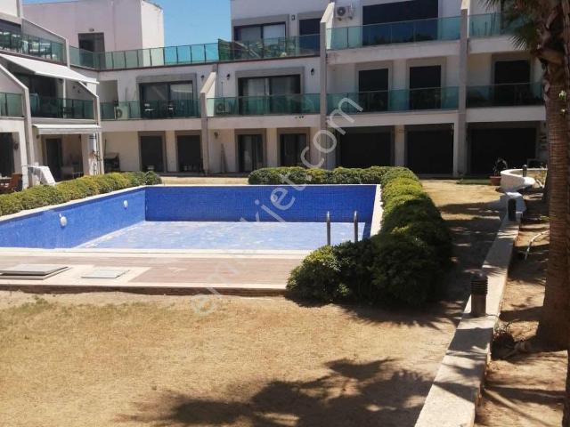 Çeşme Sakızlıkoy'da Satılık Havuz Cephe 1+1 Bahçeli Daire