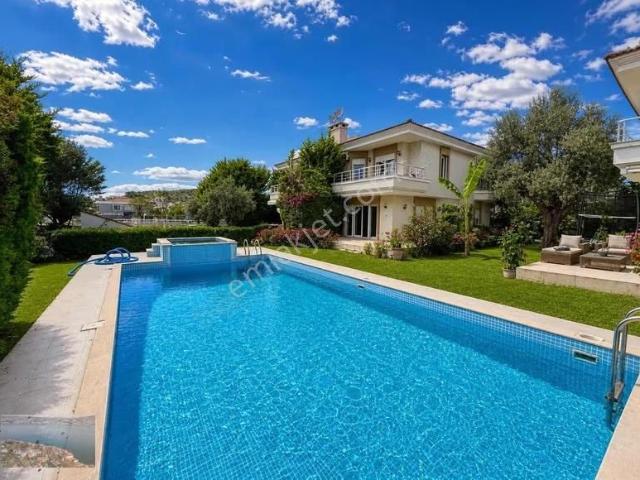 Çeşme Sakarya uzun Dönem Kiralık Havuzlu Bahçeli Teraslı Villa