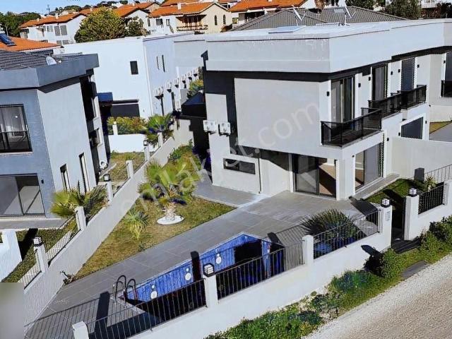 Çeşme Yalıda Denize Yakın Müstakil Ve Havuzlu 3+1 Satılık Villa
