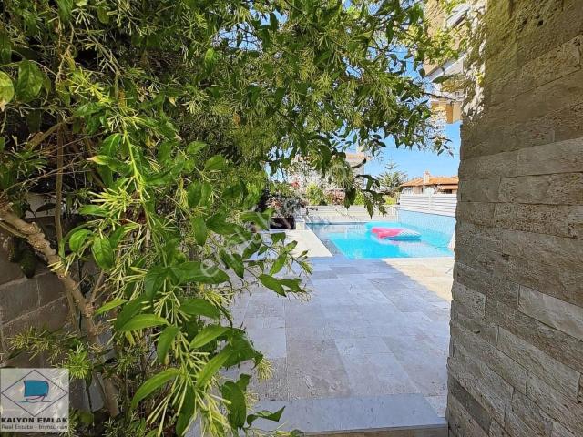 Çeşme Yalı'da Satılık Müstakil Havuzlu Masrafsız Villa