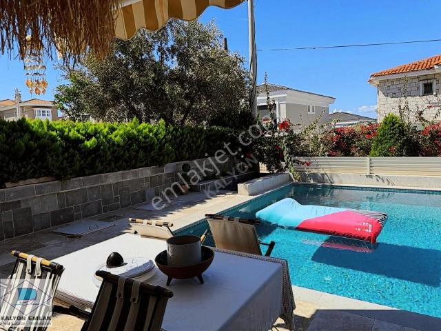 Çeşme Yalı Da Satılık Havuzlu 2+1 Denize Yakın Villa