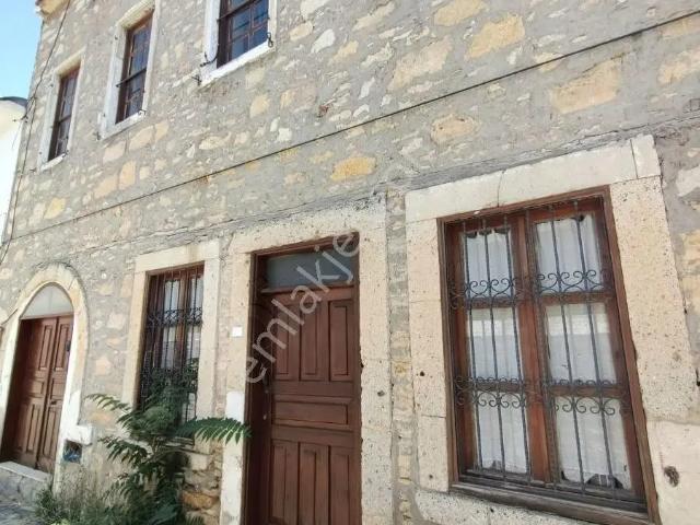 Çeşme 16 Eylül Mahallesi 8+1 Satılık Müstakil Ev