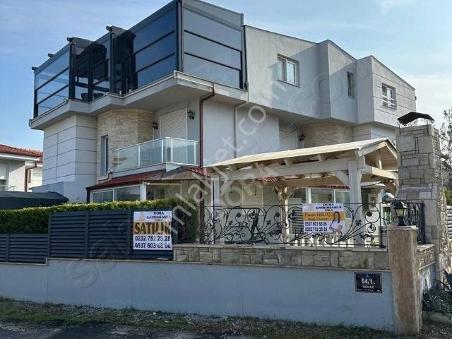 Çeşmealtında 7+2 Müstakil Bahçeli Site İçi Havuzlu Villa