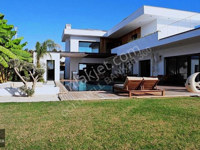 Çeşme'de 1.032 M2 Arsa İçerisinde Özel Tasarım Villa