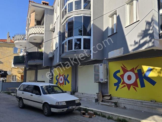 Çeşme'de Biri Kurumsal, İki Kiracılı Tek Tapu İki Dükkan
