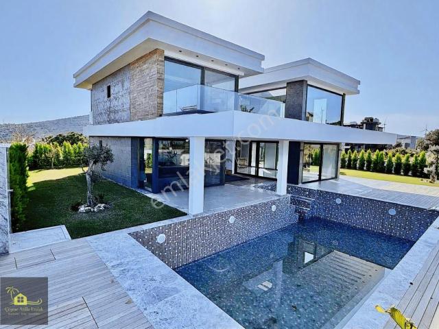 Çeşme'de Deniz Manzaralı Villa Atilla Emlak Çeşme