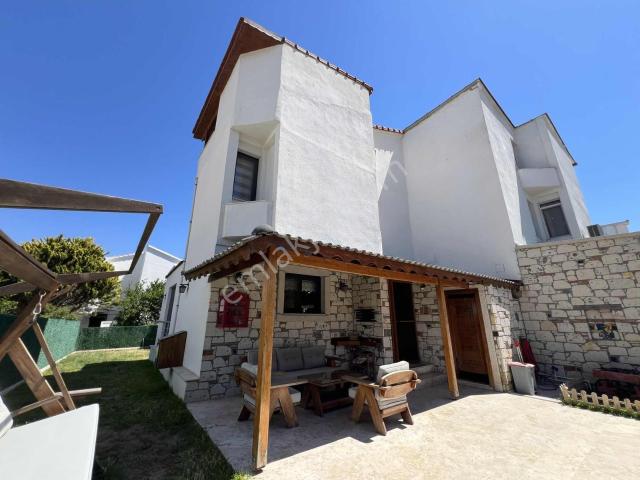Çeşme'de Eşsiz Konumda Havuzlu Sitede Tripleks Villa