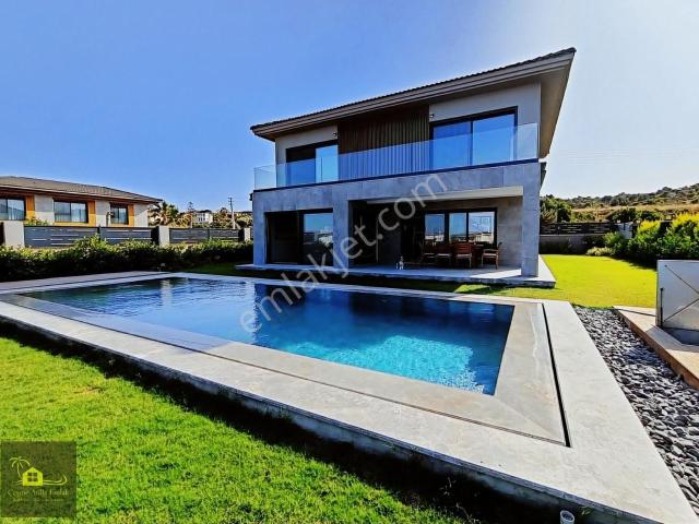 Çeşme'de Kiralık Ultra Lüx Tam Müstakil 600m2 Arsa İçerisinde