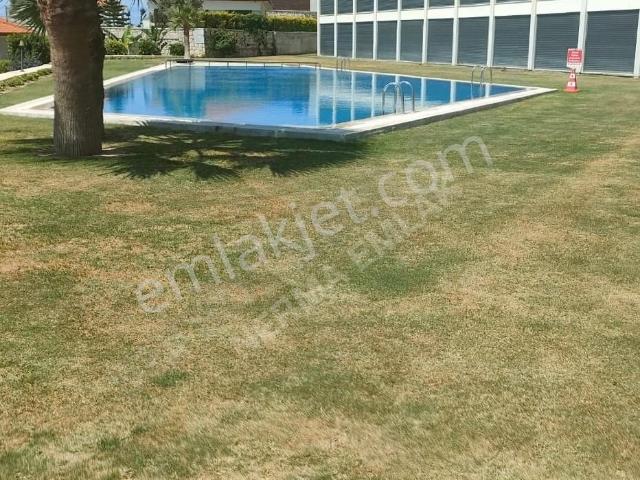 Çeşme'de Havuzlu Rezidans Dairesi