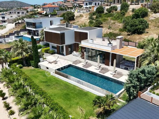 Çeşme'de Önü Kapanmaz Ful Deniz Manzaralı Özel Tasarım Villa